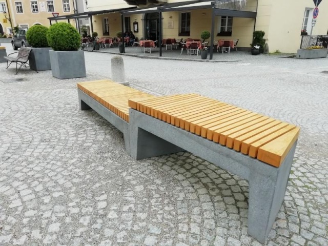 euroform w - Stadtmobiliar - minimalistische Sitzbank aus Holz mit Pflanzschale aus Beton auf öffentlichem Platz - Parkbank Holz für Städte - Designermöbel für draußen - personalisierte Bank