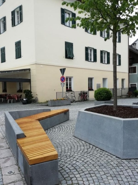 euroform w - Stadtmobiliar - minimalistische Sitzbank aus Holz mit Pflanzschale aus Beton auf öffentlichem Platz - Parkbank Holz für Städte - Designermöbel für draußen - personalisierte Bank