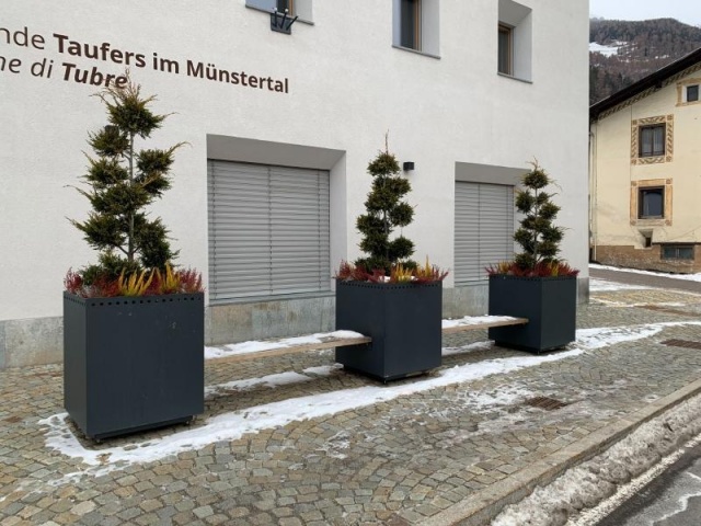euroform w - Stadtmobiliar - große Pflanzschale aus Metall auf Dorfplatz - riesige Pflanzschale mit Blumen und Baum in urbanem Raum - Pflanzschale aus Cortenstahl