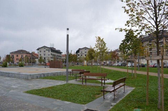 euroform w - arredo urbano - panchina legno su piazza municipale - seduta - Lineaseduta light