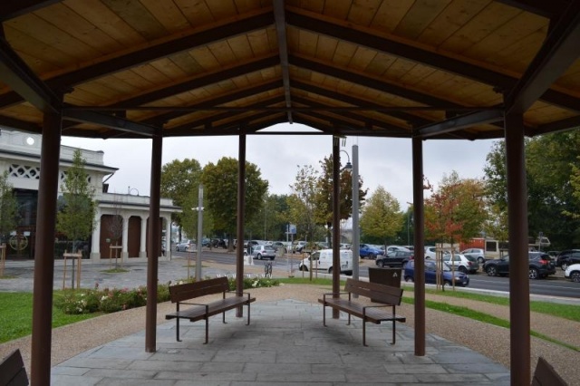 euroform w - nachhaltiges Stadtmobiliar - Parkbank Holz unter Pavillon - nachhaltige Sitzmöbel - Lineaseduta light