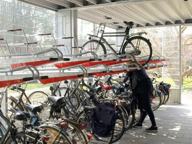 euroform w - arredo urbano - Klaver - velostazione con copertura - parcheggio bici a due livelli con biciclette - ciclostazione - deposito bici