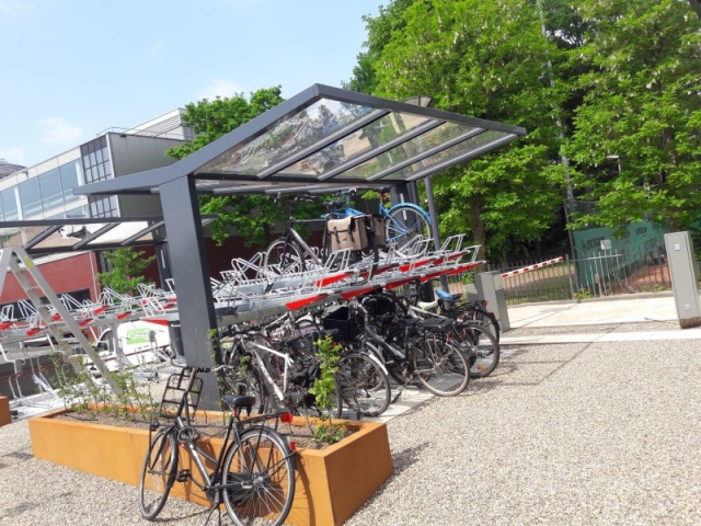 euroform w - arredo urbano - Klaver - Pensilina per biciclette in acciaio e vetro - parcheggio bici a due livelli con biciclette sullo spazio pubblico - ciclostazione