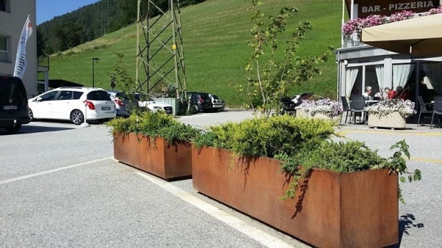 euroform w - Stadtmobiliar - Pflanzschale Metall  vor Geschäft - Abgrenzung mit Pflanzschale - städtische Blumenbeete