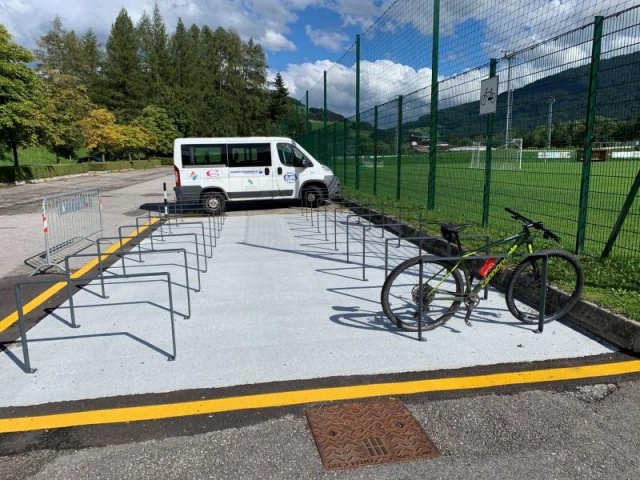 euroform w - arredo urbano - portabici - Lineasosta light - Portabici con bicicletta - Portabiciclette vicino al campo sportivo