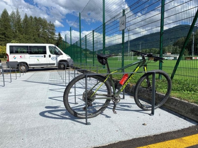 euroform w - arredo urbano - portabici - Lineasosta light - Portabici con bicicletta - Portabiciclette vicino al campo sportivo