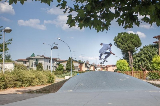 euroform w - Stadtmobiliar - Skatepark - Skatepark mit Pool, Rail und Curbs aus Beton - Iou ramps Italien - Skatepark Beton mit Drohne fotografiert - Skatepark in städtischer Umgebung