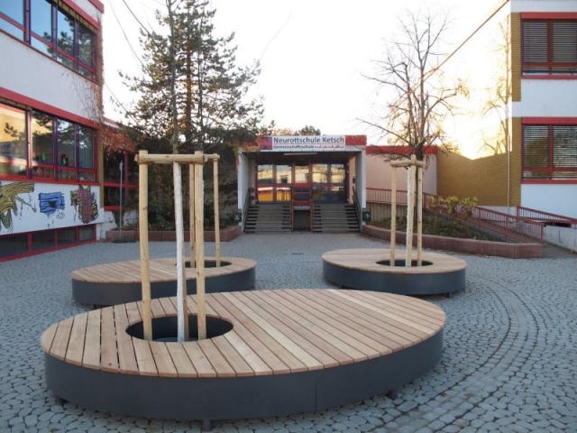 euroform w - Stadtmobiliar - Parkbank Holz - modulares Hochbeet in Innenhof - Sitzinsel in Schulhof - nachhaltige Sitzmöbel