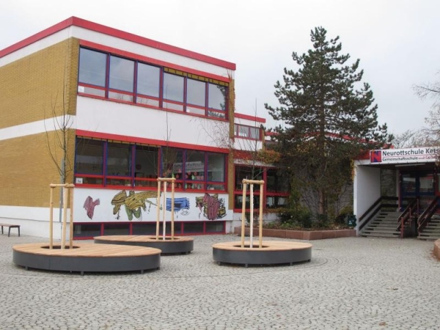euroform w - Stadtmobiliar - Parkbank Holz - modulares Hochbeet in Innenhof - Sitzinsel in Schulhof - nachhaltige Sitzmöbel