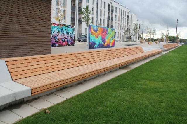 euroform w - nachhaltiges Stadtmobiliar - Parkbank Holz - modulare Sitzbank für die Pfaffengrunder Terrassen in Heidelberg - Sitzinsel in städtischer Umgebung - nachhaltige Sitzmöbel für den Freiraum