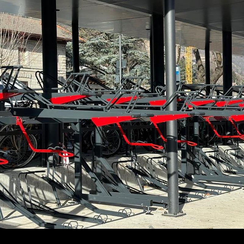euroform w - arredo urbano - deposito bici - parcheggio bici a due piani - copertura per biciclette - velostazione - rastrelliere per biciclette a due livelli con stazione di ricarica integrata per biciclette elettriche