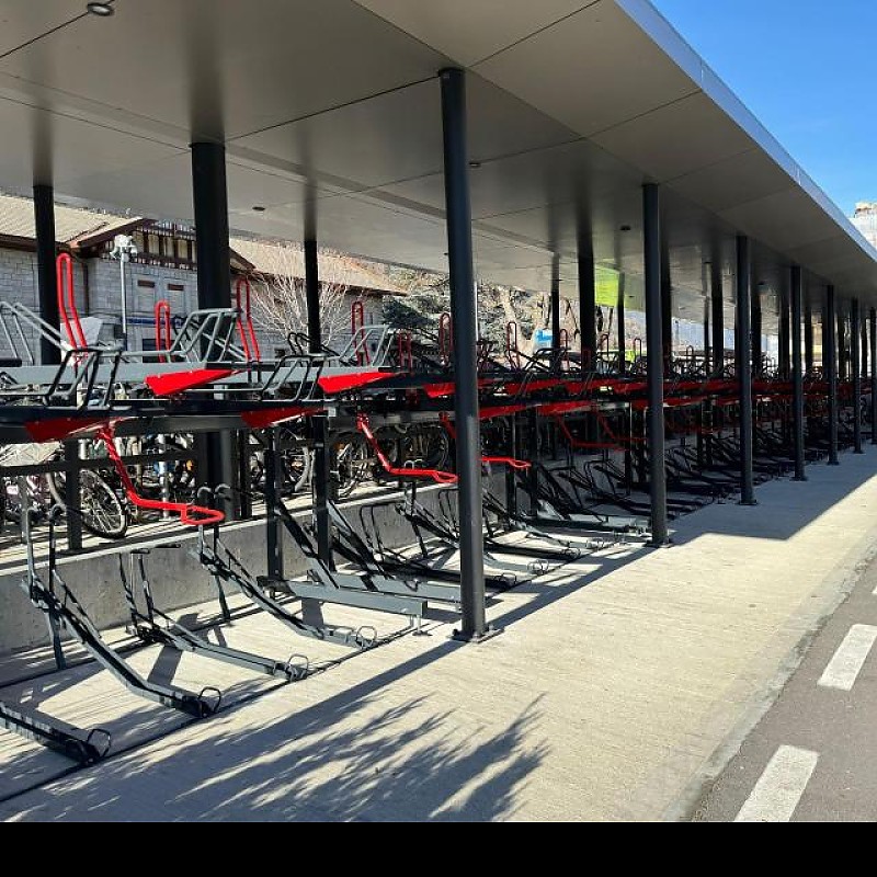euroform w - arredo urbano - deposito bici - parcheggio bici a due piani - copertura per biciclette - velostazione - rastrelliere per biciclette a due livelli con stazione di ricarica integrata per biciclette elettriche