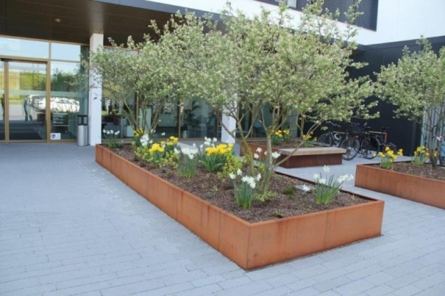 euroform w - Stadtmobiliar - robuste Bank aus hochwertigem Holz für den städtischen Raum mit Planzschale - minimalistischer Sitzgelegenheit aus Holz für draußen - hochwertige Designer Stadtmöbel - Pflanzschale aus Cortenstahl