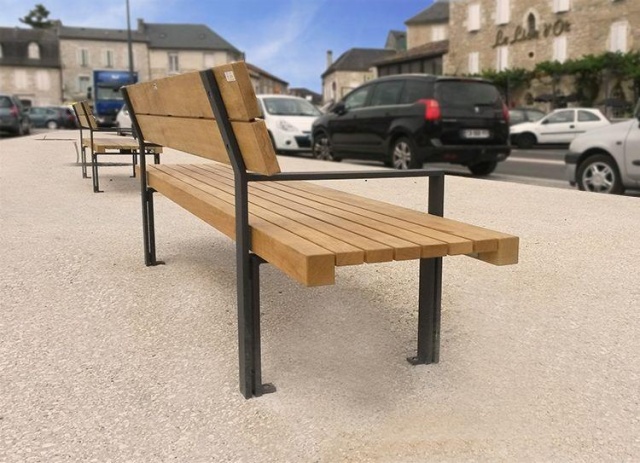 euroform w - Stadtmobiliar - robuste Bank aus hochwertigem Metall und Holz für den städtischen Raum - minimalistische Sitzgelegenheit aus Holz für draußen - hochwertige Designer Stadtmöbel