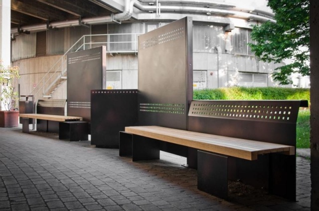 euroform w - Stadtmobiliar - robuste Bank aus hochwertigem Metall und Holz für den städtischen Raum - Sitzgelegenheit aus Holz für draußen - hochwertige Designer Stadtmöbel