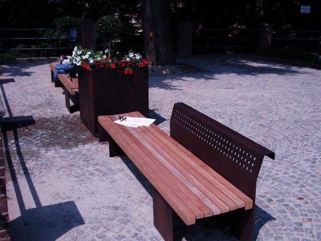 euroform w - street furniture - robust bench made of high-quality metal and wood for urban spaces - wooden seating for outdoors - high-quality designer street furniture