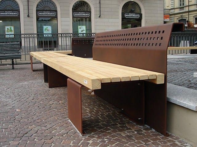 euroform w - Stadtmobiliar - robuste Bank aus hochwertigem Metall und Holz für den städtischen Raum - Sitzgelegenheit aus Holz für draußen - hochwertige Designer Stadtmöbel