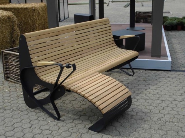 euroform w - Stadtmobiliar - robuste Bank aus hochwertigem Holz für den städtischen Raum - minimalistischer Sitzgelegenheit aus Holz für draußen - hochwertige Designer Stadtmöbel - Bank aus Hartholz mit Fußbank für öffentliche Parks 