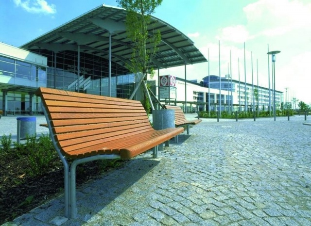 euroform w - Stadtmobiliar - robuste Bank aus hochwertigem Holz für den städtischen Raum - minimalistischer Hocker aus Holz für draußen - hochwertige Designer Stadtmöbel - Contour Parkbank aus Hartholz