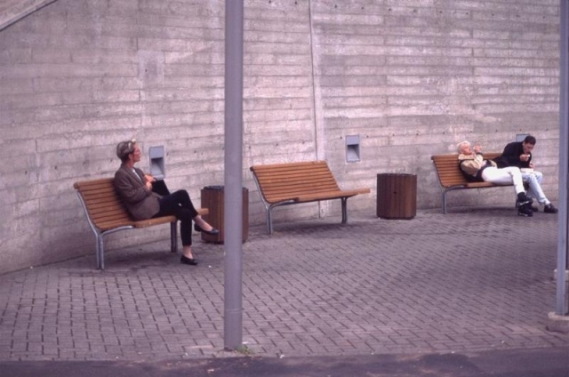 euroform w - arredo urbano - panchina robusta in legno di alta qualità per aree urbane - seduta minimalista in legno per esterni - arredo urbano di design di alta qualità - panchina da parco Contour in legno duro