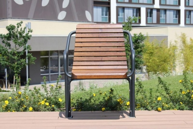 euroform w - Stadtmobiliar - robuste Bank aus hochwertigem Holz für den städtischen Raum - minimalistischer Hocker aus Holz für draußen - hochwertige Designer Stadtmöbel - Contour Seniorenbank aus Hartholz
