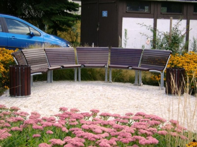 euroform w - arredo urbano - panchina robusta in legno di alta qualità per spazi urbani - seduta minimalista in legno per esterni - arredo urbano di design di alta qualità - panchina circolare modulare in legno