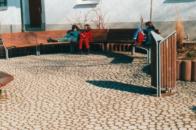 euroform w - arredo urbano - panchina robusta in legno di alta qualità per spazi urbani - seduta minimalista in legno per esterni - arredo urbano di design di alta qualità - panchina circolare modulare in legno