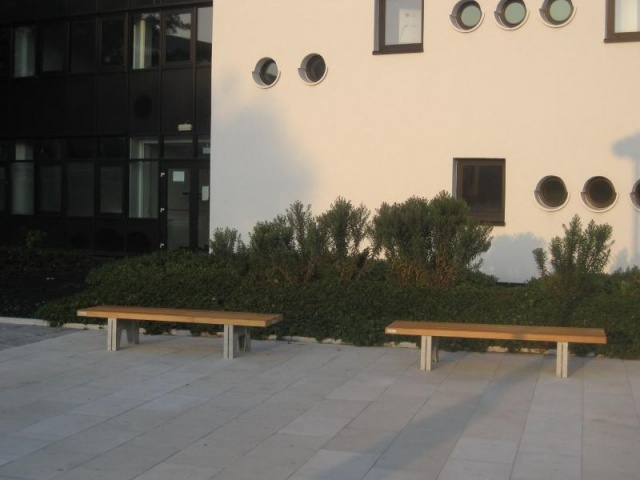 euroform w - Stadtmobiliar - robuste Bank aus hochwertigem Holz für den städtischen Raum - minimalistischer Hocker aus Holz für draußen - hochwertige Designer Stadtmöbel - Block massive Holzbank