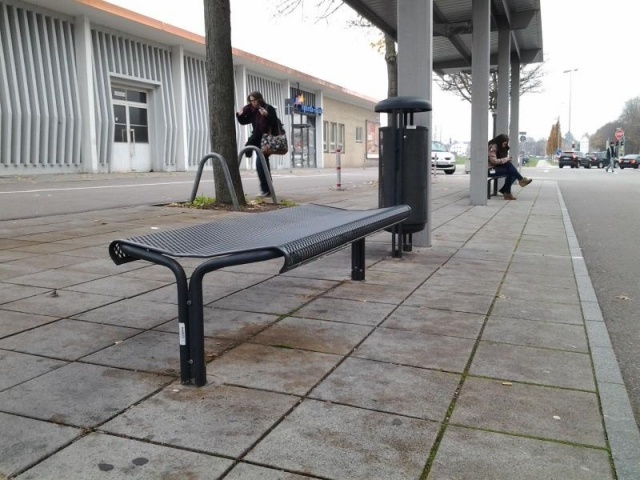 euroform w - street furniture - robust bench made of high-quality metal steel for urban space - minimalist metal seater for outdoors - high-quality designer street furniture - Contour metal bench 