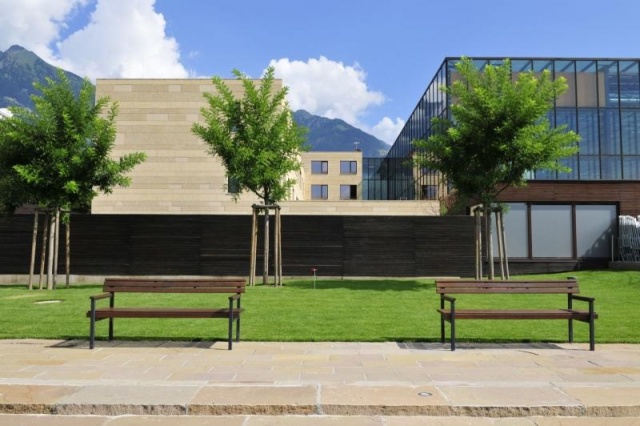 euroform w - Stadtmobiliar - robuste Bank aus hochwertigem Holz für den städtischen Raum - minimalistischer Hocker aus Holz für draußen - hochwertige Designer Stadtmöbel - Quattro Sitzbank aus Holz