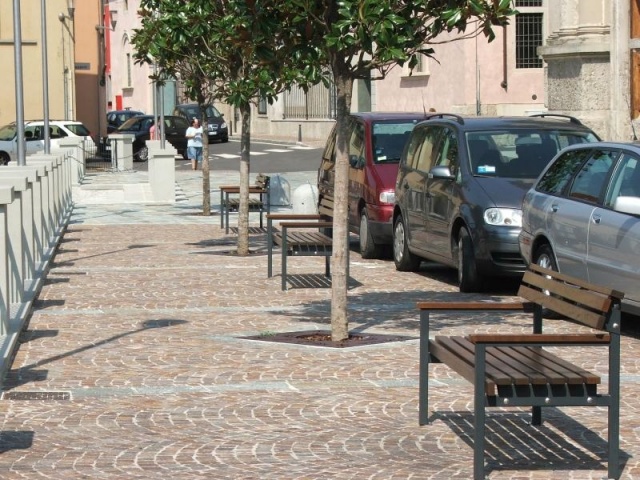 euroform w - arredo urbano - panchina robusta in legno di alta qualità per spazi pubblici - seduta minimalista in legno per esterni - arredo urbano di design di alta qualità - Quattro panchina in legno 