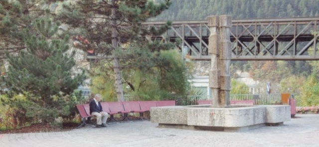 euroform w - arredo urbano - panchina robusta in metallo di alta qualità per spazi urbani - seduta minimalista in metallo per esterni - arredo urbano di design di alta qualità - panchina Contour in metallo