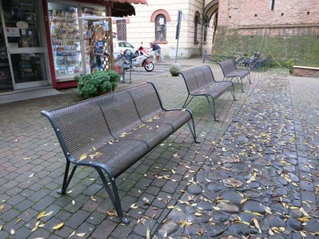 euroform w - arredo urbano - panchina robusta in metallo di alta qualità per spazi urbani - seduta minimalista in metallo per esterni - arredo urbano di design di alta qualità - panchina Gala