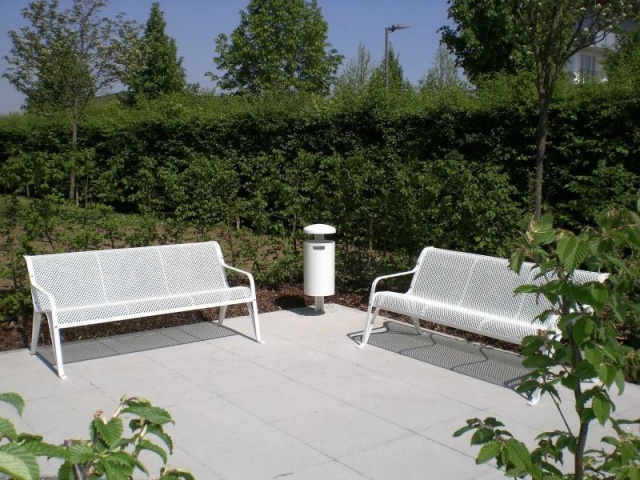 euroform w - arredo urbano - panchina robusta in metallo di alta qualità per spazi urbani - seduta minimalista in metallo per esterni - arredo urbano di design di alta qualità - panchina Gala