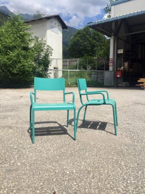 euroform w - Stadtmobiliar - robuster Stuhl aus hochwertigem Metall für städtischen Raum - bunte Hocker aus Metall für draußen - hochwertige Designer Stadtmöbel