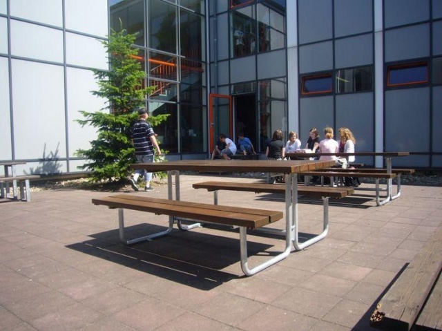 euroform w - Stadtmobiliar - Bank und Tisch aus Holz für städtischen Raum - hochwertiges Picknick Set mit Bank und Tisch aus robustem Hartholz für Park, Restaurants, Schulhöfe - Venus Picknick Tisch für draußen