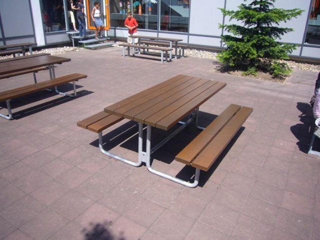 euroform w - Stadtmobiliar - Bank und Tisch aus Holz für städtischen Raum - hochwertiges Picknick Set mit Bank und Tisch aus robustem Hartholz für Park, Restaurants, Schulhöfe - Venus Picknick Tisch für draußen