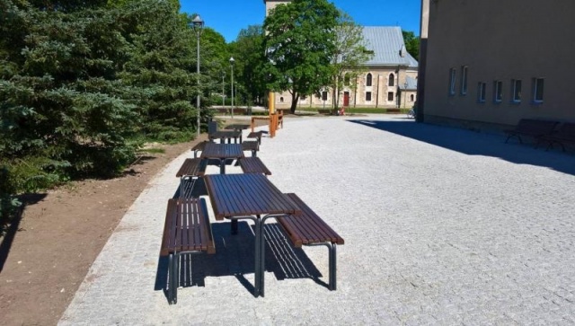 euroform w - Stadtmobiliar - Bank und Tisch aus Holz für städtischen Raum - hochwertiges Picknick Set mit Bank und Tisch aus robustem Hartholz für Park, Restaurants, Schulen - Mercuro Picknick Tisch für draußen
