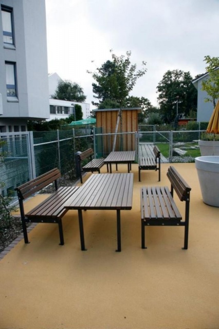 euroform w - Stadtmobiliar - Bank und Tisch aus Hartholz für öffentlichem Park - Parktisch mit Bänken für draußen - Quattro Tisch aus Hartholz für den öffentlichen Raum