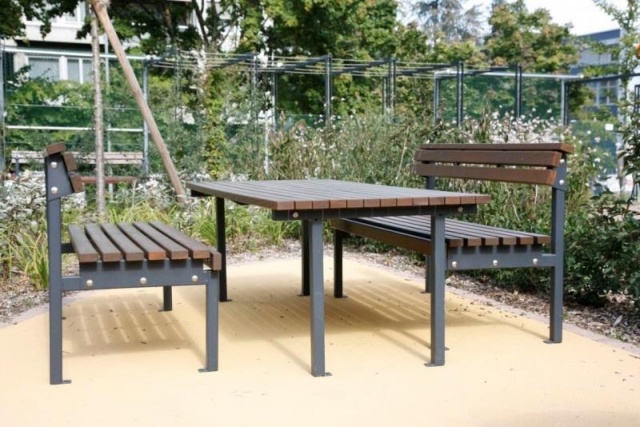 euroform w - Stadtmobiliar - Bank und Tisch aus Hartholz für öffentlichem Park - Parktisch mit Bänken für draußen - Quattro Tisch aus Hartholz für den öffentlichen Raum