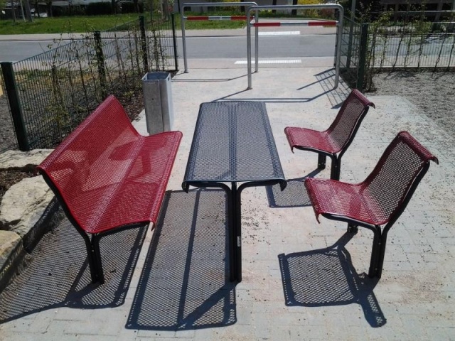 euroform w - Stadtmobiliar - Bank und Tisch aus hochwertigem Metall für öffentlichem Park - Parktisch mit Bänken für draußen - Contour Tisch aus Metall für den öffentlichen Raum