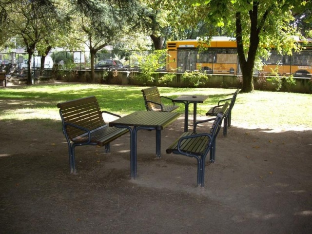 euroform w - Arredo urbano - Panchina e tavolo in legno duro per parco pubblico - Tavolo da parco con panchine per esterni - Contour Tavolo in legno duro per spazio pubblico