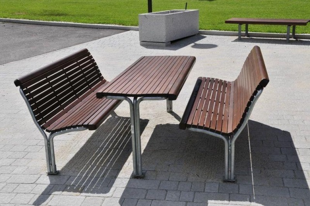 euroform w - Stadtmobiliar - Bank und Tisch aus Hartholz für öffentlichem Park - Parktisch mit Bänken für draußen - Contour Tisch aus Hartholz für den öffentlichen Raum