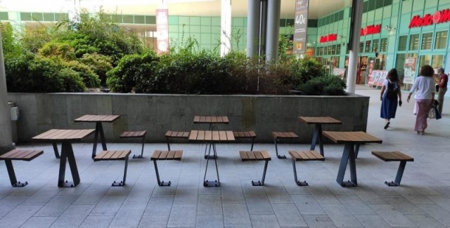 euroform w - Stadtmobiliar - Hocker mit Tisch aus Hartholz bei öffentlichem Park - Parktisch für draußen - Zetapicnic Tisch aus Hartholz für den öffentlichen Raum - Picknicktisch und Hocker für urbanen Raum
