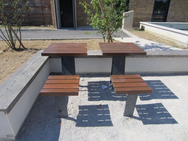 euroform w - Stadtmobiliar - Hocker mit Tisch aus Hartholz bei öffentlichem Park - Parktisch für draußen - Zetapicnic Tisch aus Hartholz für den öffentlichen Raum - Picknicktisch und Hocker für urbanen Raum