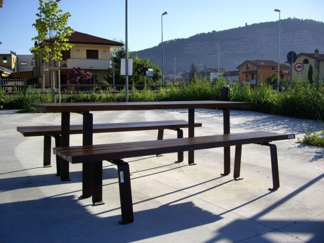 euroform w - Arredo urbano - Panchina con tavolo in legno duro per parco pubblico - Tavolo da parco per esterno - Tavolo Zetapicnic in legno duro per spazio pubblico - Tavolo e panchine da picnic per spazio urbano
