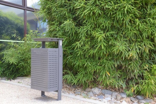 euroform w - Stadtmobiliar - robuster minimalistischer Abfallbehälter aus hochwertigem Stahl für den städtischen Freiraum - Lineacestino Abfalleimer für Mülltrennung in Stadtzentrum