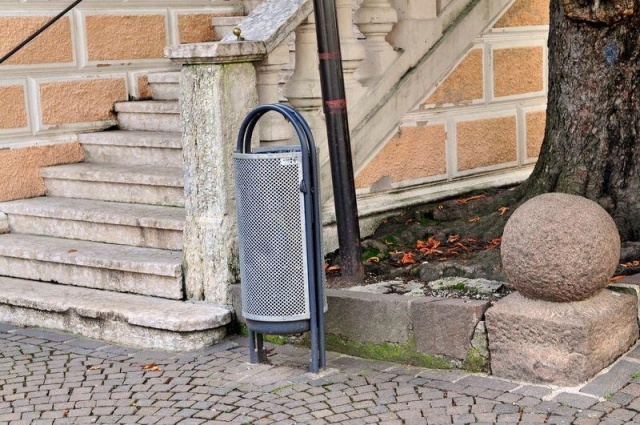 euroform w - Stadtmobiliar - robuster minimalistischer Abfallbehälter aus hochwertigem Stahl für den städtischen Freiraum - Contour Abfalleimer in Stadtzentrum 