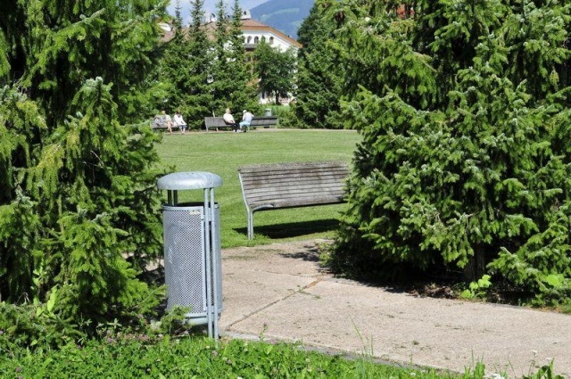 euroform w - street furniture - robust minimalist litter bin made of high quality steel for urban open space - Contour Litter Bin in City Centre 
