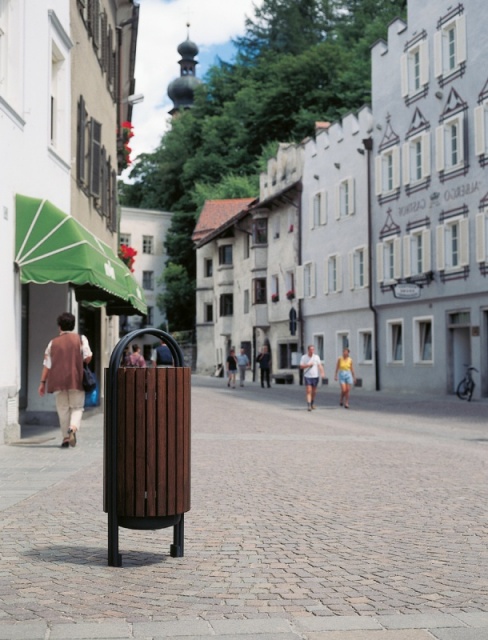 euroform w - Stadtmobiliar - robuster minimalistischer Abfallbehälter aus hochwertigem Stahl und Hartholz für den städtischen Freiraum - Contour Abfalleimer in Stadtzentrum 